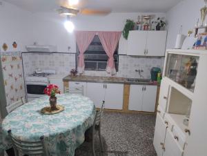 een kleine keuken met een tafel met een tafelkleed erop bij Ziegler House in Concepción del Uruguay +7 foto's