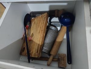 een lade met keukengerei bij Ziegler House in Concepción del Uruguay