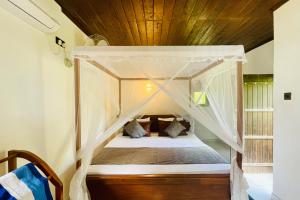 En eller flere senge i et værelse på D N A Secret Palace