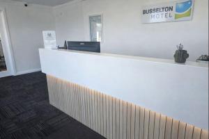 een receptiebalie in een kantoor met een bureau bij Busselton Motel in Busselton