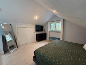 Giường trong phòng chung tại Cozy Waterfront Cottage - Sleeps 4