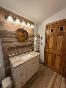 Phòng tắm tại Cozy Waterfront Cottage - Sleeps 4 +22 ảnh