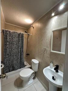 Et badeværelse på Acogedora Habitación Doble con Baño Exclusivo, Ideal para Descanso y Tranquilidad