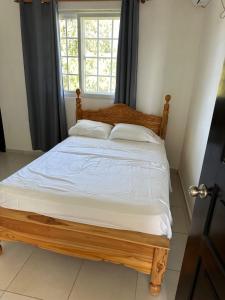 En eller flere senge i et værelse på Beachfront House with Terrace and Panoramic Ocean View