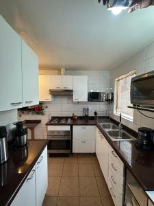 Køkken eller tekøkken på Acogedora Habitación Doble con Baño Exclusivo, Ideal para Descanso y Tranquilidad