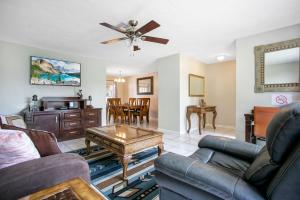 Khu vực ghế ngồi tại Home away from Home!