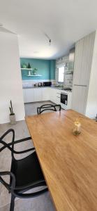 een keuken met een houten tafel en stoelen bij Departamentos Hilario Lagos in Viedma