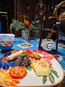 een bord eten op een tafel bij Glamping Monteverde in Monteverde Costa Rica +95 foto's