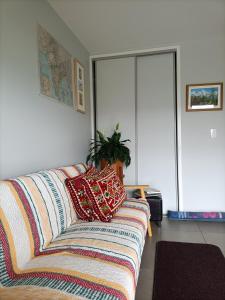 un canapé avec des coussins dessus dans un salon dans l'établissement Diamond Harbour Guest Suite, à Diamond Harbour