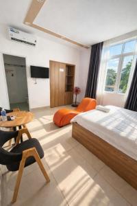 een slaapkamer met een bed, een bureau en een tafel bij Hà Linh Hotel Vũng Tàu in Bà Rịa