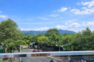 uitzicht op een straat met bergen op de achtergrond bij Hà Linh Hotel Vũng Tàu in Bà Rịa