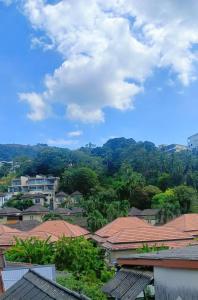 uitzicht op de daken van huizen en bomen bij I Talay phuket in Karon Beach
