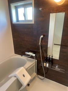 Et badeværelse på Value Residence Hotel 久貝 + 17 billeder