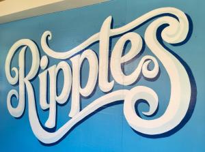 Et logo, certifikat, skilt eller en pris der bliver vist frem på Ripples Guesthouse and Sky Bar