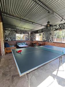 een tafeltennistafel in het midden van een kamer bij Wood Side Hostel in Mar del Plata