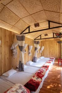 a group of beds lined up in a room at Thu May Homestay A Lưới in A Lưới (1)