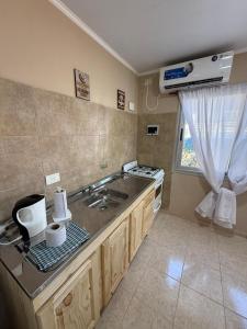 una cucina con un lavandino, un fornello e una finestra di Complejo Génesis a San José Altre 48 foto