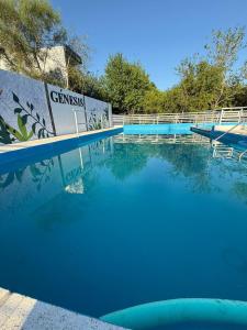 una piscina con acqua blu di Complejo Génesis a San José