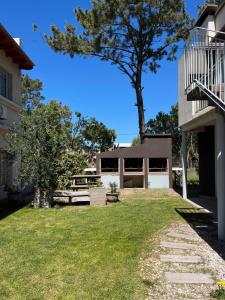 - une vue sur une maison depuis la cour dans l'établissement Dunas Delfin, à Monte Hermoso