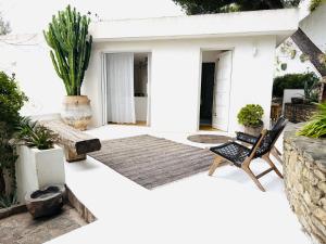 patio con tavolo e sedia di K-Sea Villa Boutique De Luxe à Cassis a Cassis