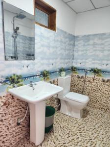 een badkamer met een wastafel en een toilet bij Golden rich view in Ella