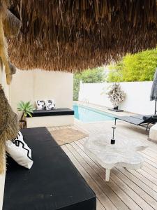 un patio con piscina, tavolo e sedie di K-Sea Villa Boutique De Luxe à Cassis a Cassis Altre 42 foto