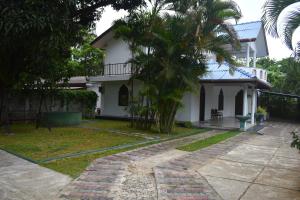 een huis met een palmboom ervoor bij ISARA Guest in Polonnaruwa +12 foto's