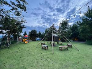 un parco con panchine e altalene di Chavallee Campground a Ban Tha Chang