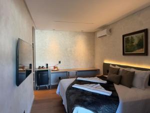 a hotel room with two beds and a kitchen at Amélia Pousada de Charme in Porto De Galinhas