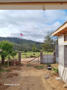 a view from the back yard of a house with a flag at Casa de descanso in Paredones
