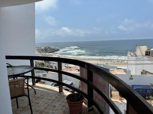 een balkon met een tafel en uitzicht op het strand bij Departamento en Playa Pulpos - 2 habitaciones - Piscina compartida in Arica