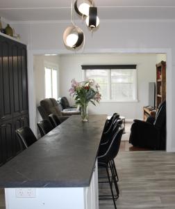 un soggiorno con un tavolo con un vaso di fiori di 2 Long between breaks a Coffs Harbour