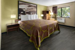 En eller flere senge i et værelse på Super 8 by Wyndham St. Clairsville OH/Wheeling WV Area