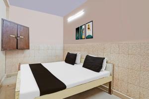 a bedroom with a bed in a room at Hotel O Shivam In in New Delhi