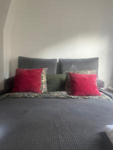 een bed met twee rode kussens erop bij Bedroom in Paris in Parijs +4 foto's
