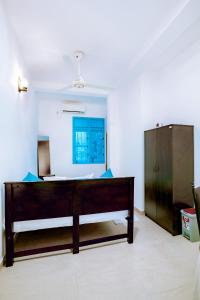 a bedroom with a bed and a mirror at 75 Inn Madiha in Matara