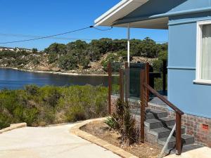 een huis met uitzicht op het water bij River Panorama Beach House in Guilderton
