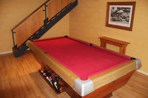 een pooltafel in een kamer met een trap bij Gabbadah Beach House in Guilderton +7 foto's