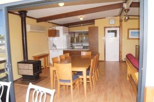 een eetkamer en keuken met een tafel en stoelen bij Gabbadah Beach House in Guilderton