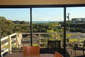 een balkon met stoelen en uitzicht op de oceaan bij Gabbadah Beach House in Guilderton