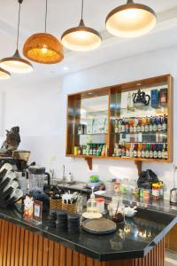 eine Küche mit einer Theke mit Geschirr darauf in der Unterkunft ML Homestay in Bình Châu + 45 Fotos