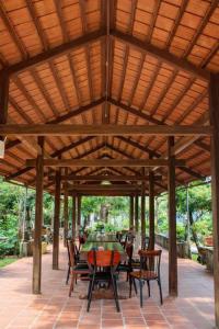 einem Holzpavillon mit einem Tisch und Stühlen auf einer Terrasse in der Unterkunft ML Homestay in Bình Châu