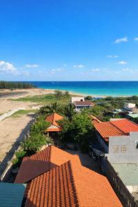 eine Luftansicht auf den Strand und die Gebäude in der Unterkunft ML Homestay in Bình Châu