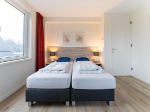 Postel nebo postele na pokoji v ubytování Serene Holiday Home in De Koog Texel with Sauna