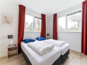 Postel nebo postele na pokoji v ubytování Serene Holiday Home in De Koog Texel with Sauna