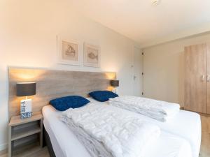 Postel nebo postele na pokoji v ubytování Serene Holiday Home in De Koog Texel with Sauna