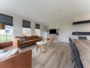 TV a/nebo společenská místnost v ubytování Serene Holiday Home in De Koog Texel with Sauna + 24 fotografií