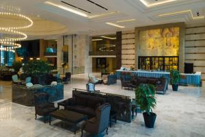 una hall con divani e sedie e un bar di Vogue Hotel Supreme Bodrum a Torba Altre 102 foto