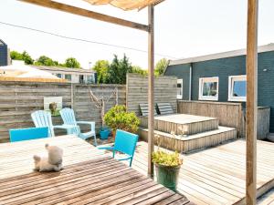 een teddybeer zittend op een houten tafel op een terras bij Stunning apartment in Schoorl, North Hollandâ you can bike to the beach in Schoorl