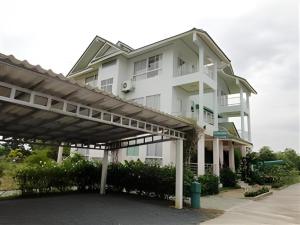 een groot wit gebouw met een groot dak bij Kasem Garden Hotel Surin in Ban Nong Tao